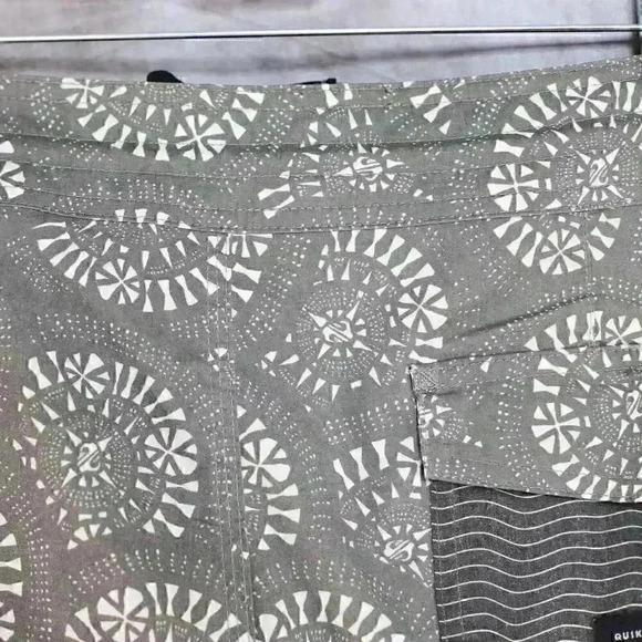 QuikSilver Boardshort Size 34 grey/white graphic pattern w/front pockets - Picture 13 of 13